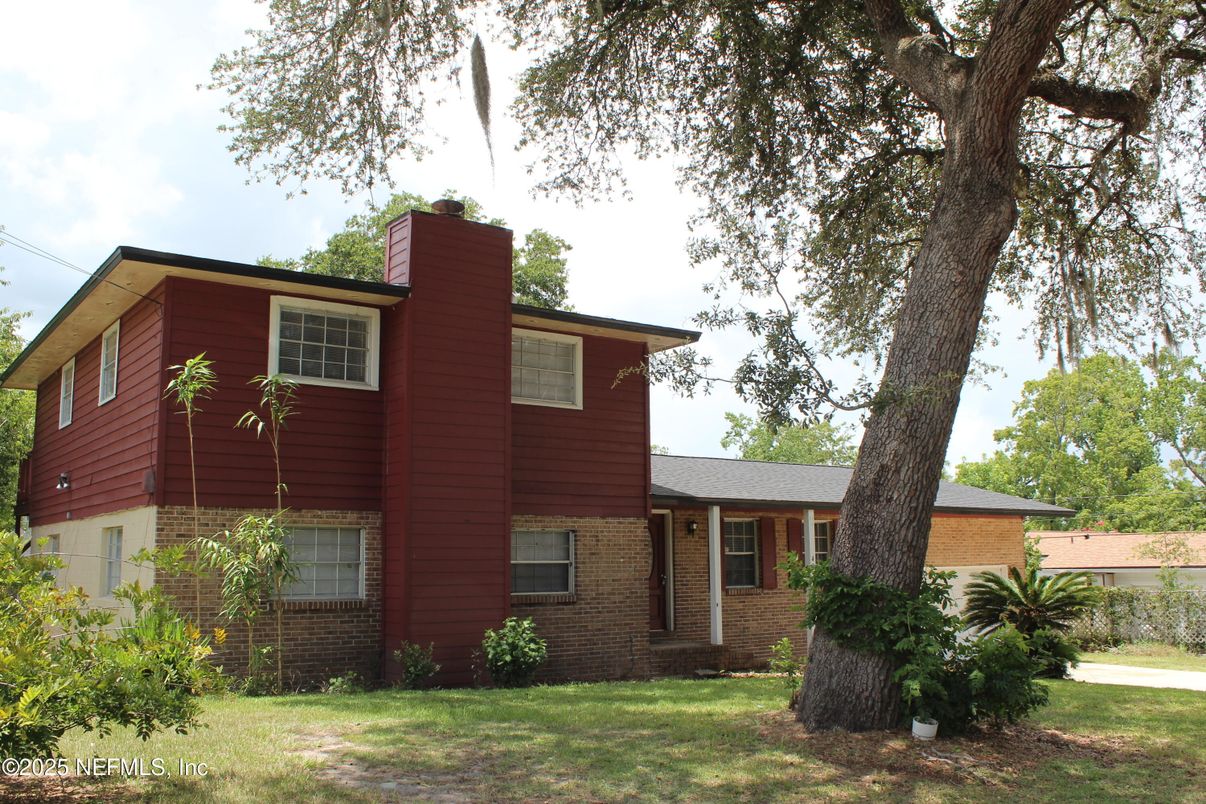 Exterior, Facade, Brick Facade, Split Level