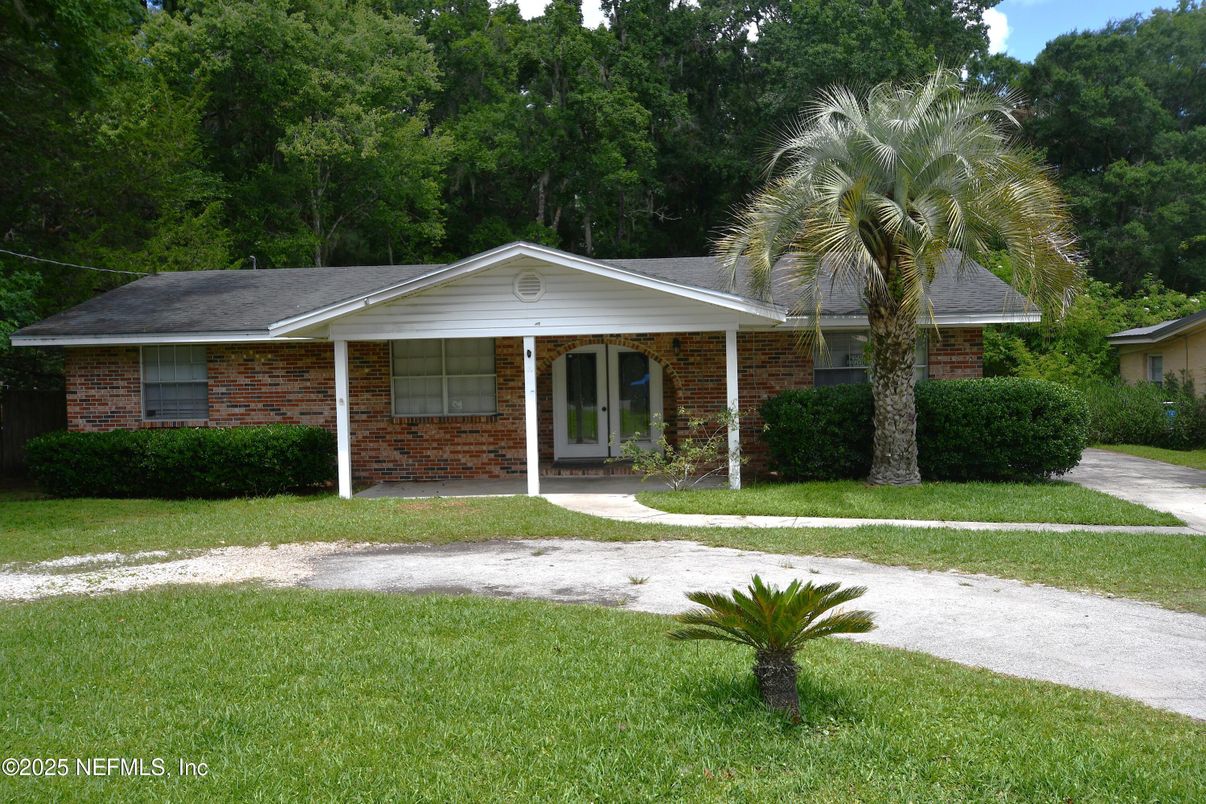 Exterior, Facade, Brick Facade, Ranch