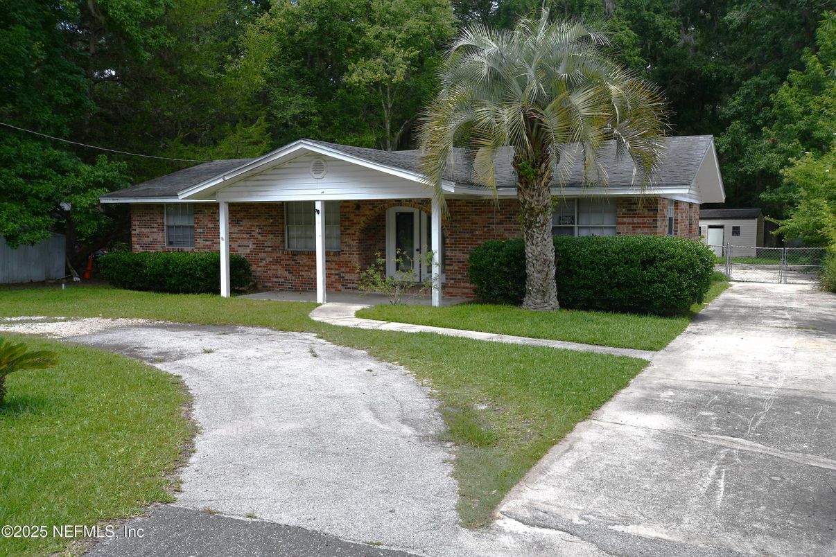 Exterior, Facade, Brick Facade, Ranch