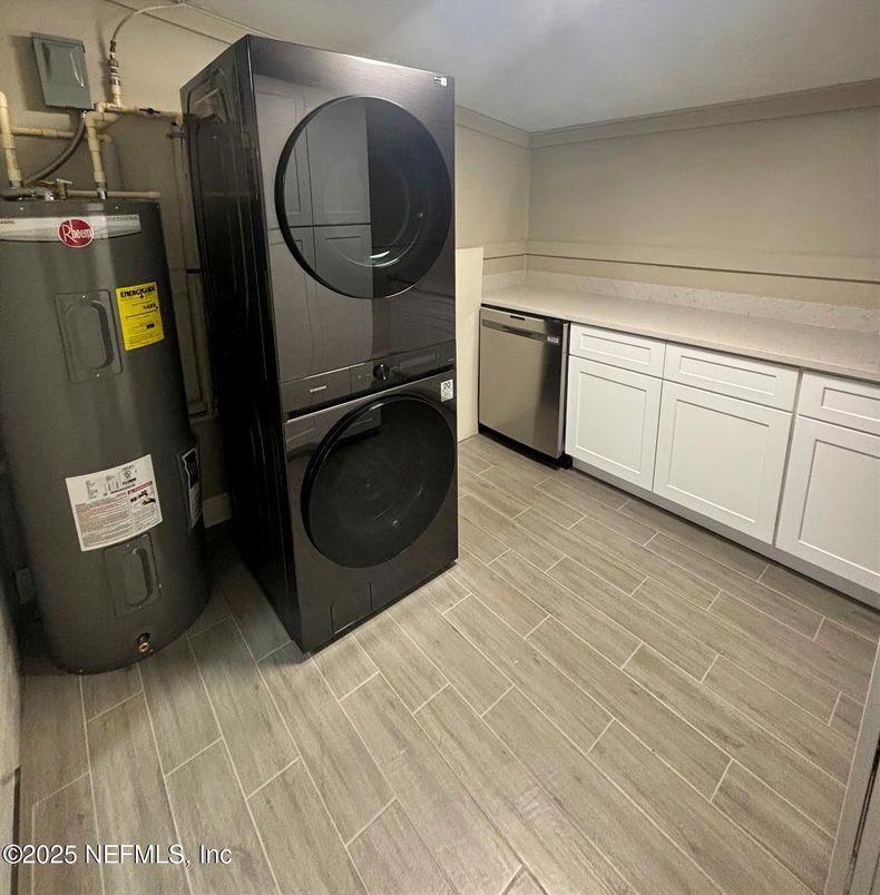 Interior, Washer, Wood Texture Flooring