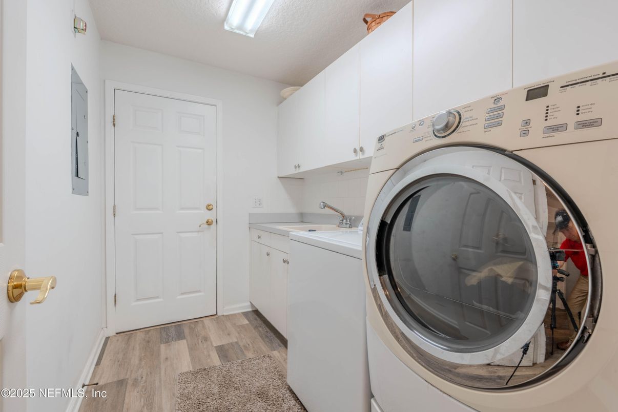 Interior, Washer, Wood Texture Flooring
