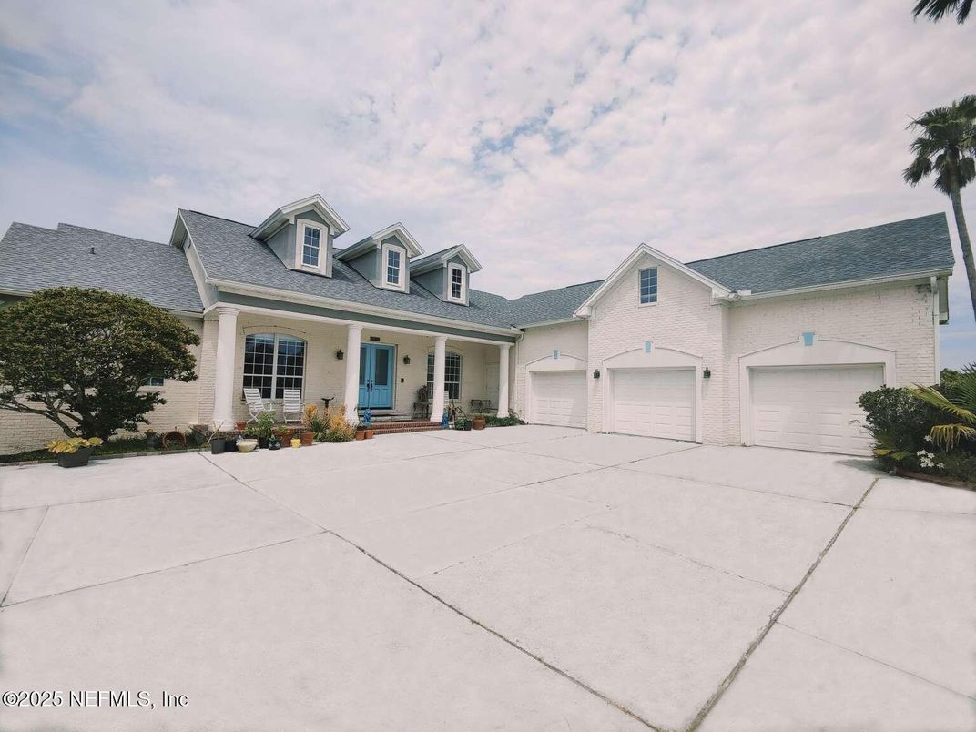 Attached, Exterior, Facade, Ranch