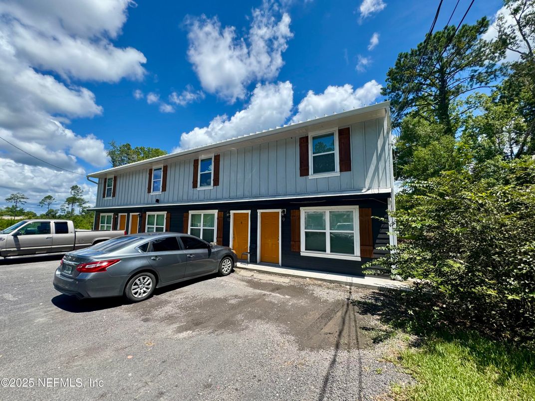 Exterior, Facade, Raised Ranch