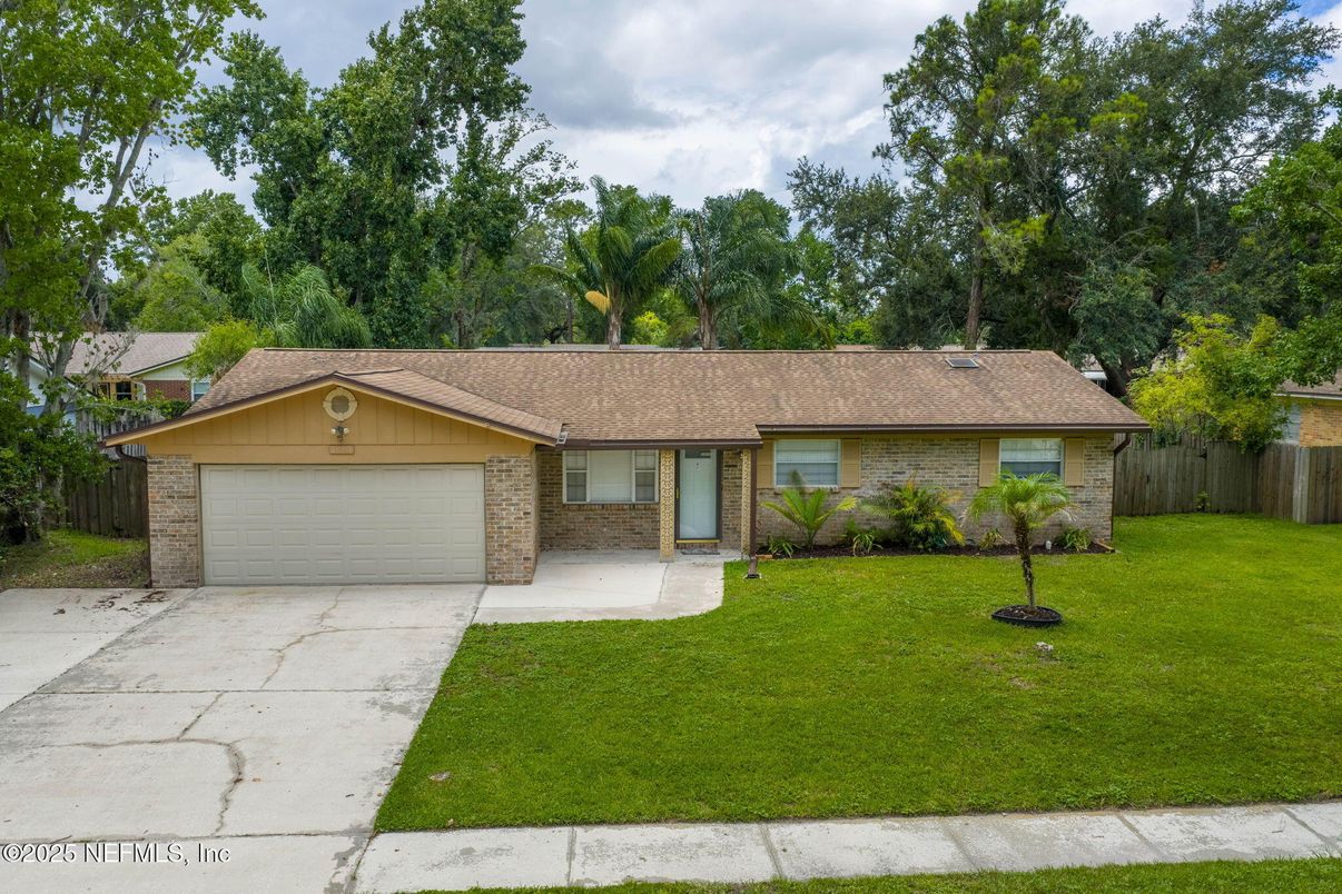 Attached, Exterior, Facade, Ranch