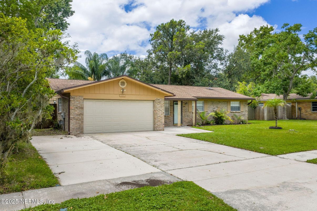 Attached, Exterior, Facade, Brick Facade, Ranch
