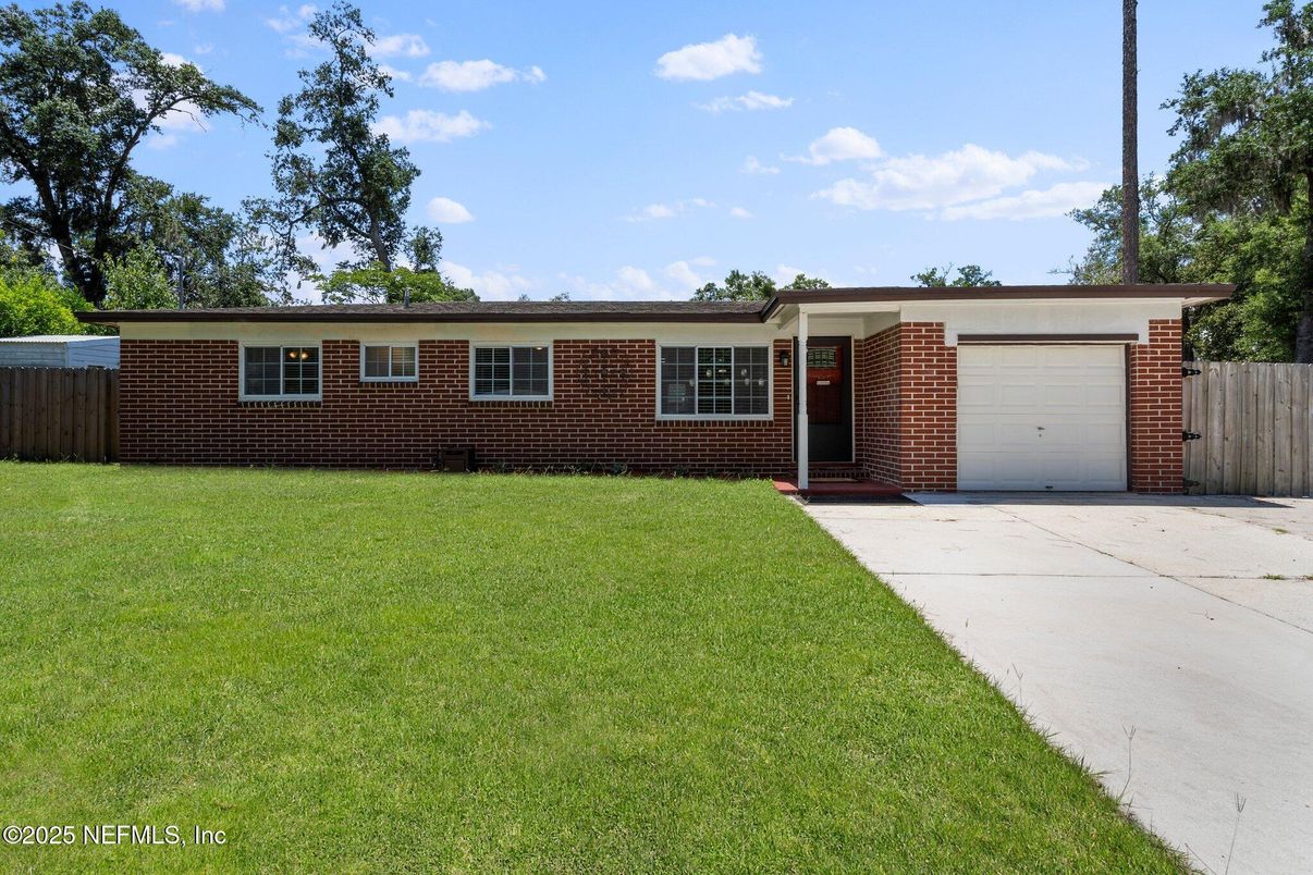 Attached, Exterior, Facade, Brick Facade, Ranch