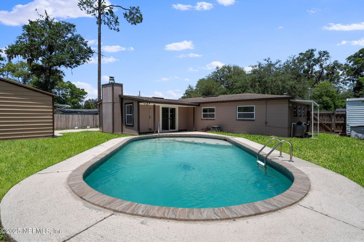 Exterior, Pool