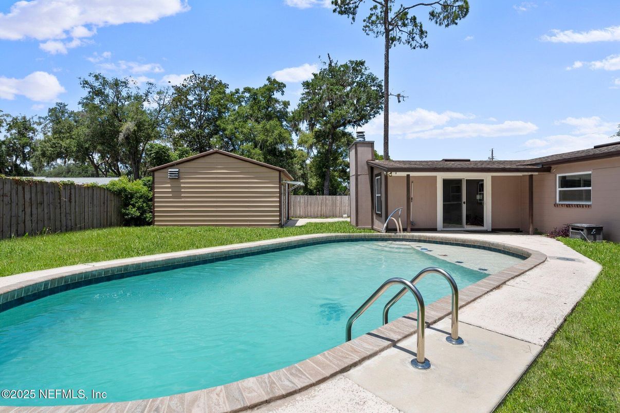 Exterior, Pool