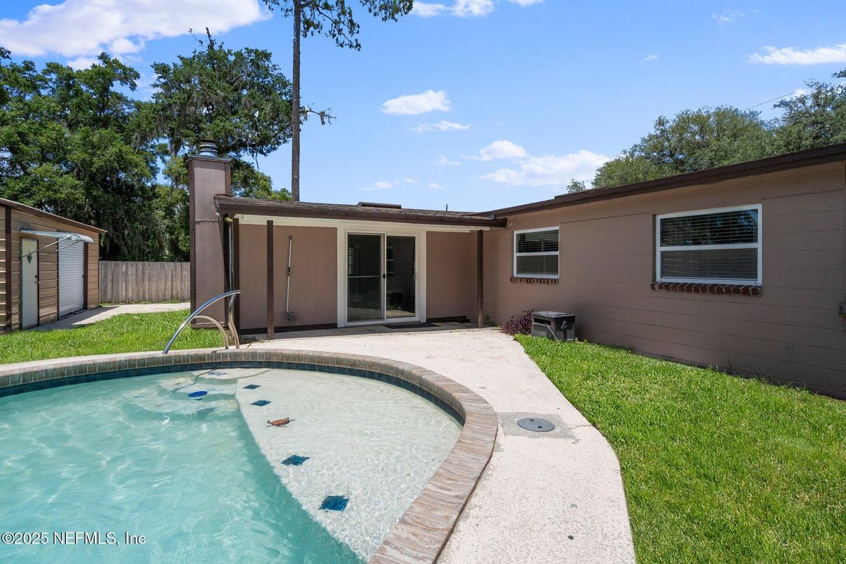 Exterior, Pool