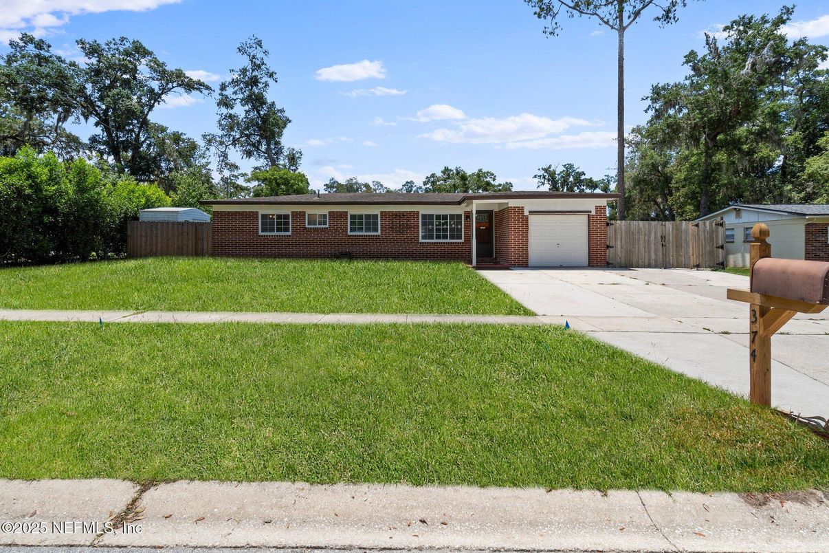 Attached, Exterior, Facade, Brick Facade, Ranch