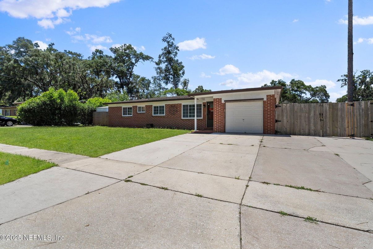 Attached, Exterior, Facade, Brick Facade, Ranch