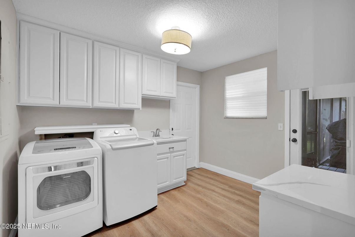 Interior, Washer, Wood Texture Flooring