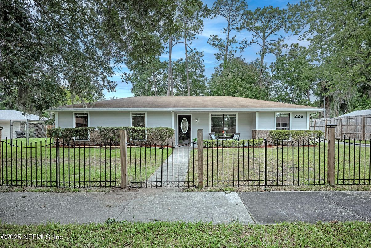 Backyard, Exterior, Facade, Ranch