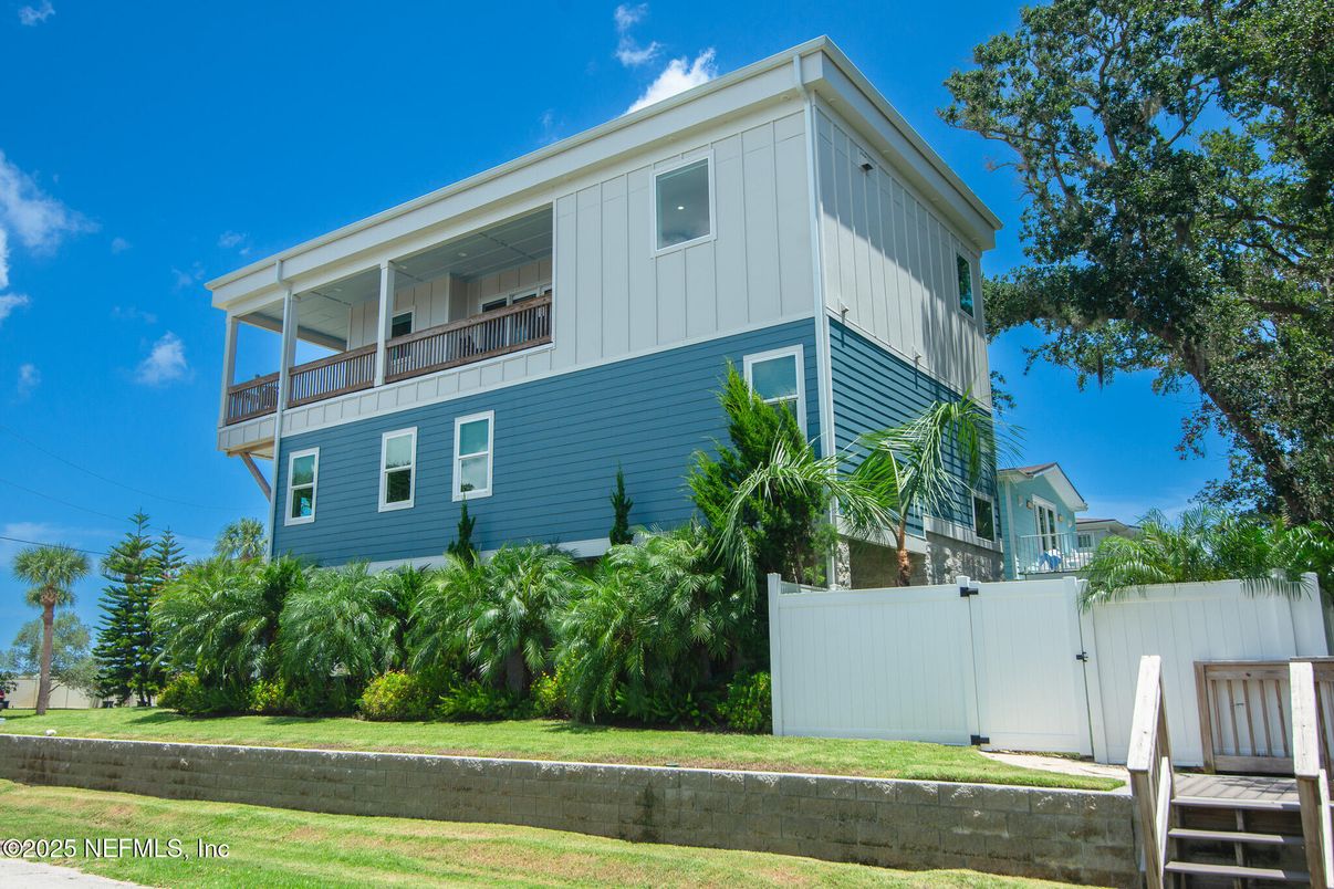 Exterior, Facade, Modern