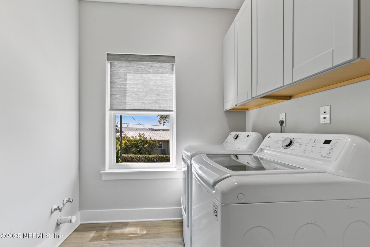 Interior, Washer, Wood Texture Flooring