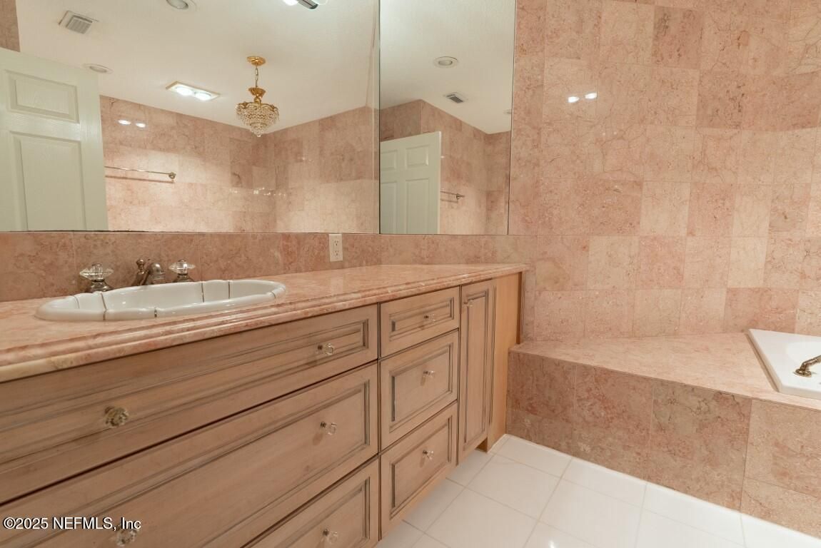 Bathroom, Dual Sink Vanities, Interior, Recessed Lighting