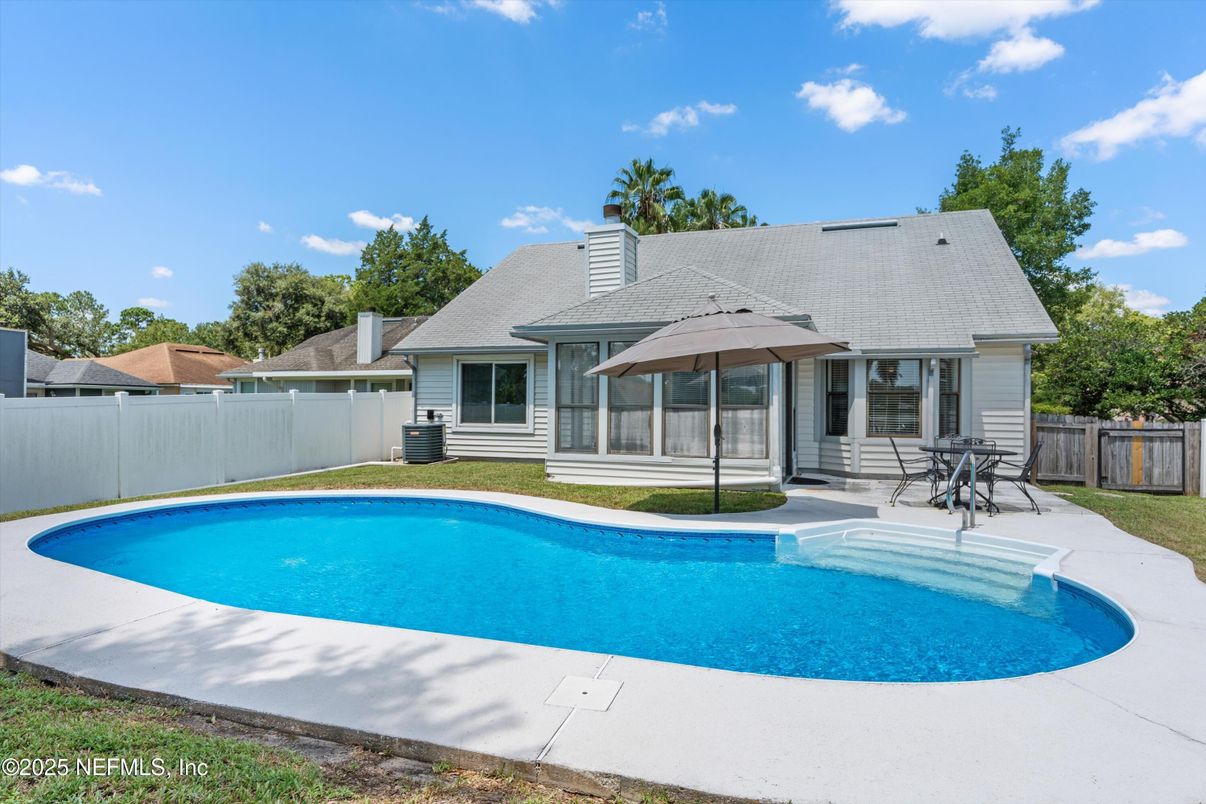 Exterior, Pool
