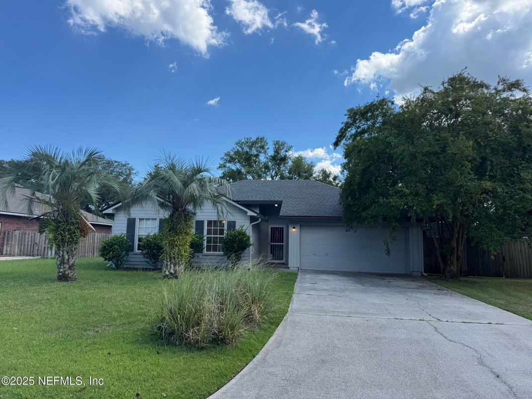 Attached, Exterior, Facade, Ranch