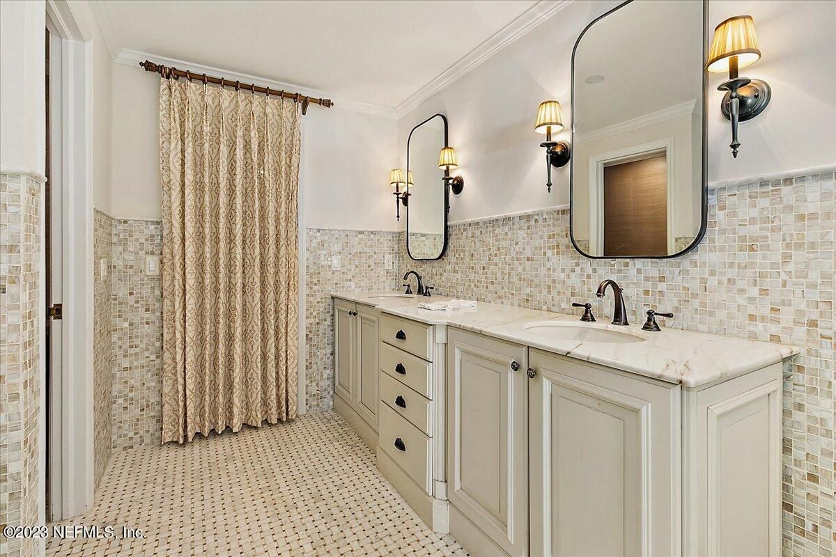 Bathroom, Dual Sink Vanities, Interior