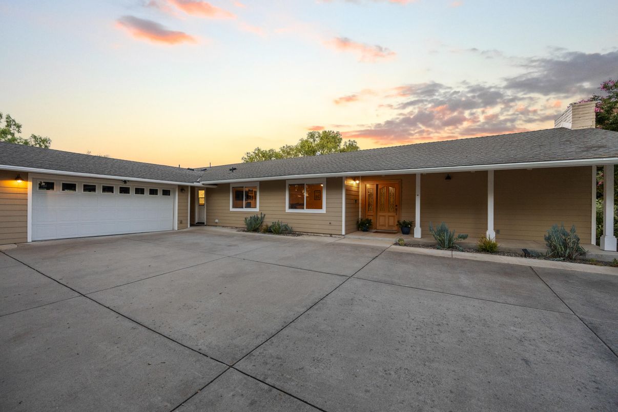 Attached, Exterior, Facade, Ranch