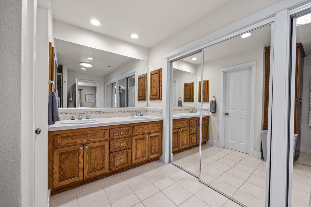 Bathroom, Dual Sink Vanities, Interior, Recessed Lighting