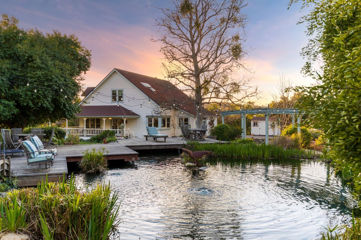 Exterior, Lake