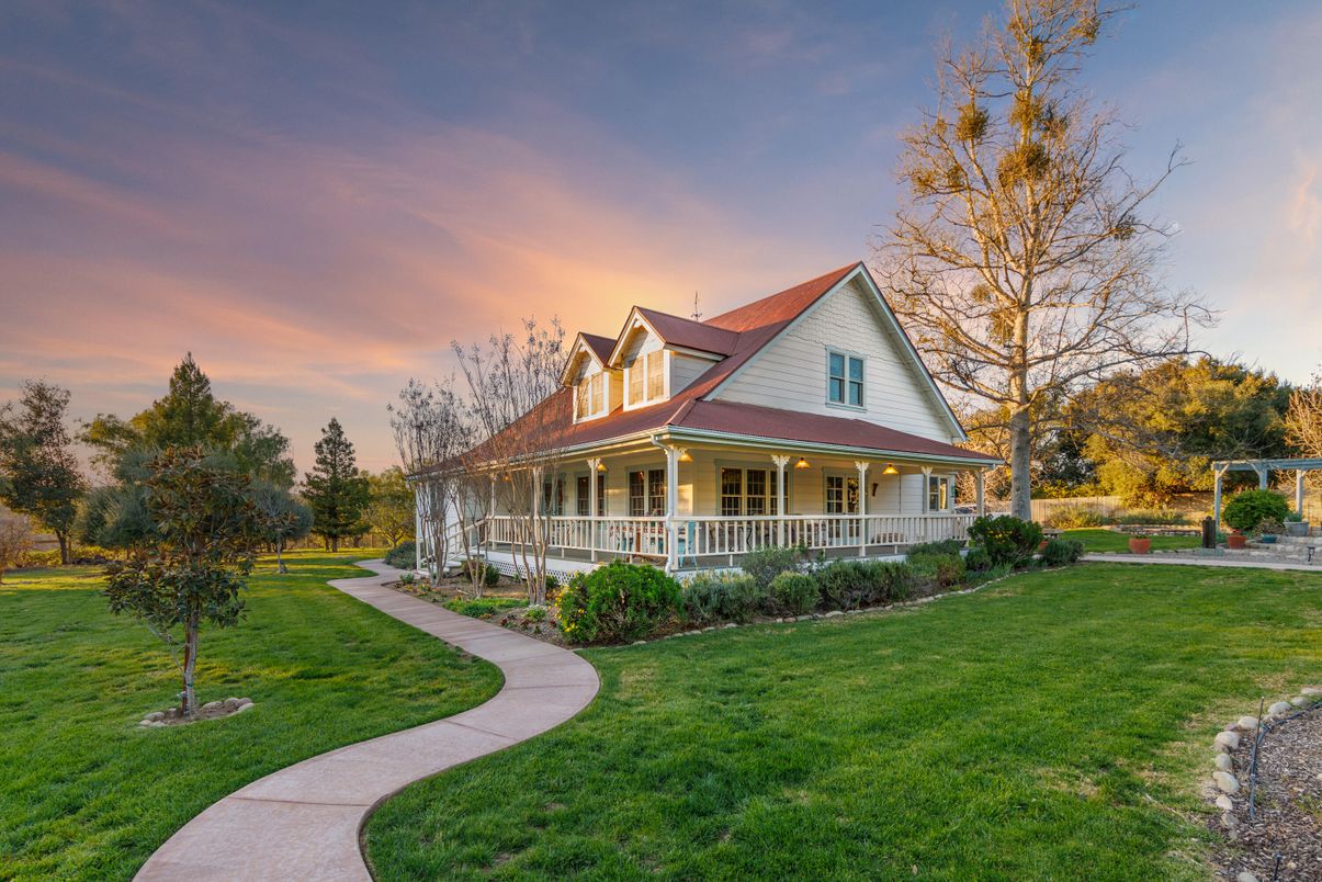 Backyard, Exterior, Facade, Queen Anne Victorian