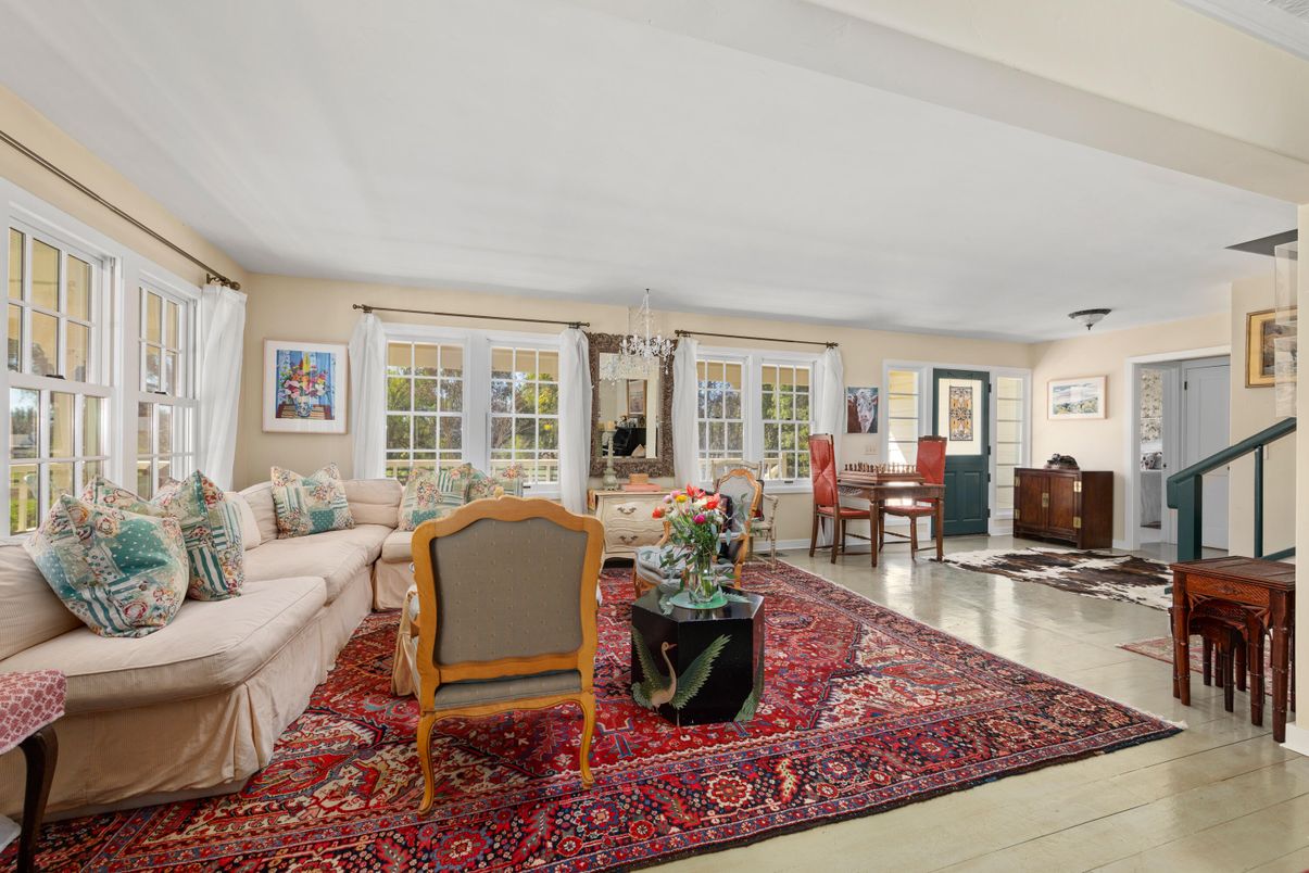 Chandelier, Dining room, Interior, Living room