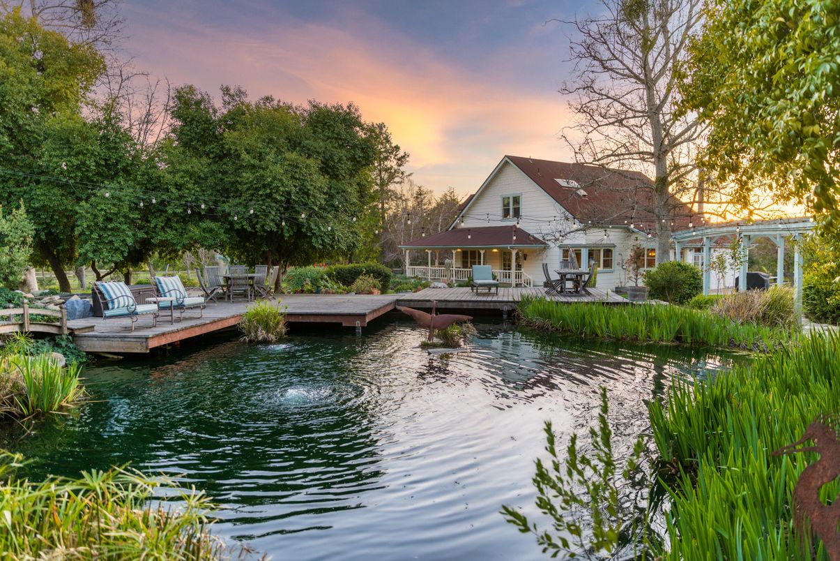 Exterior, Lake