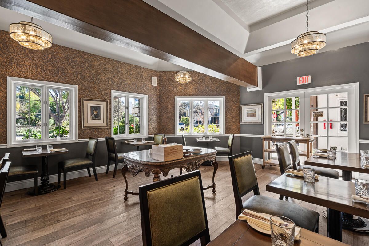 Chandelier, Dining room, Interior, Living room, Pendant Lights, Wood Texture Flooring