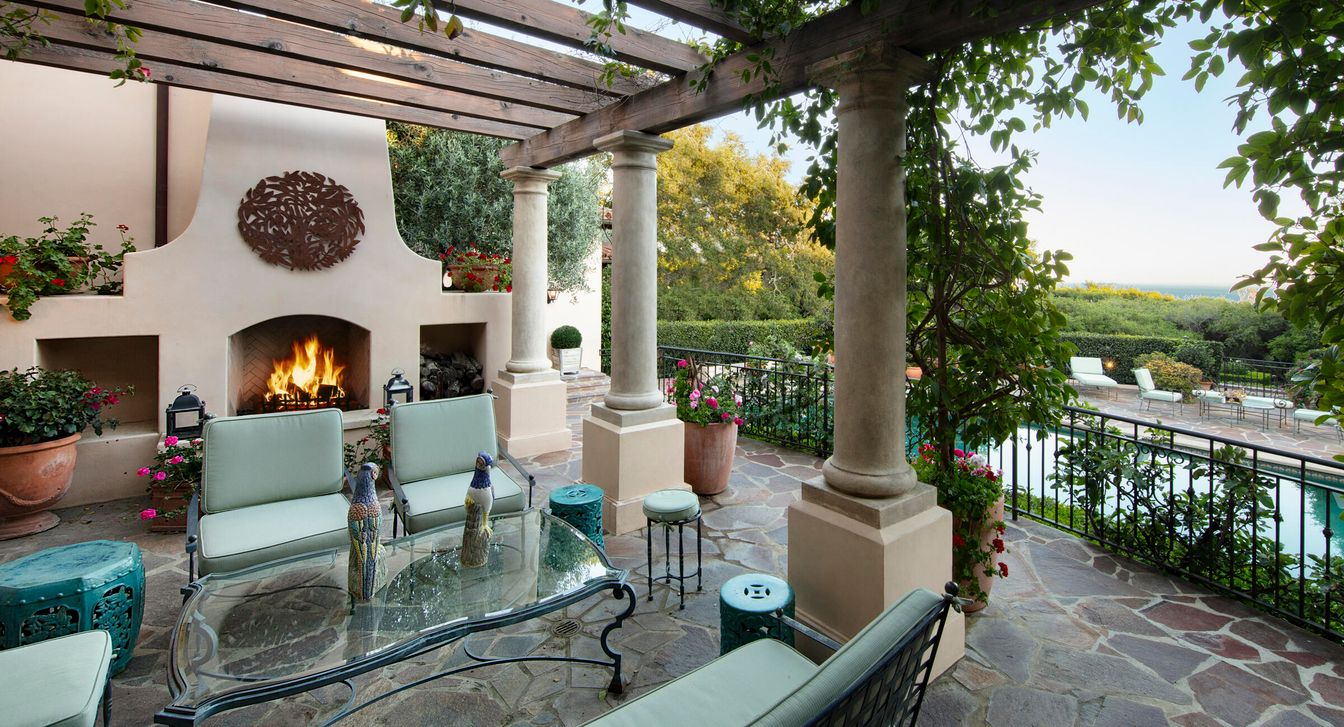 Exterior, Fireplace, Water
