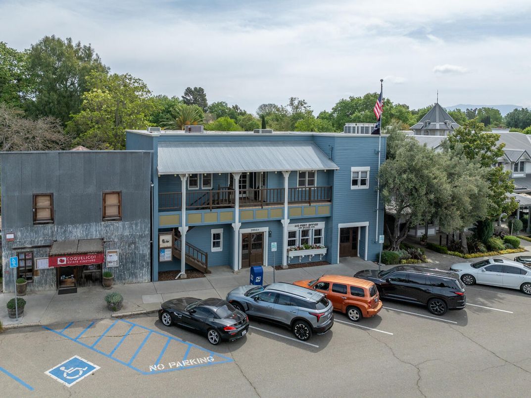 Exterior, Facade, Modern