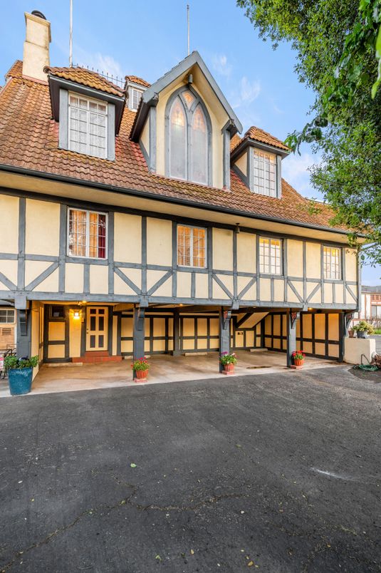 Attached, Exterior, Facade, Tudor Revival