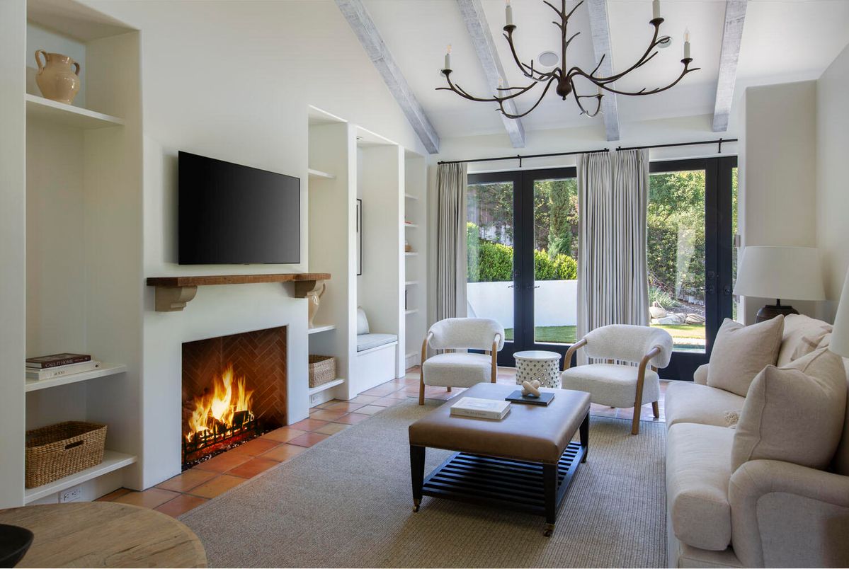 Chandelier, Fireplace, Interior, Living room