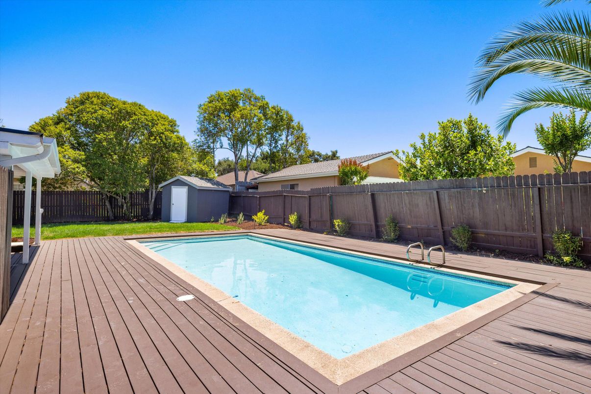 Exterior, Pool