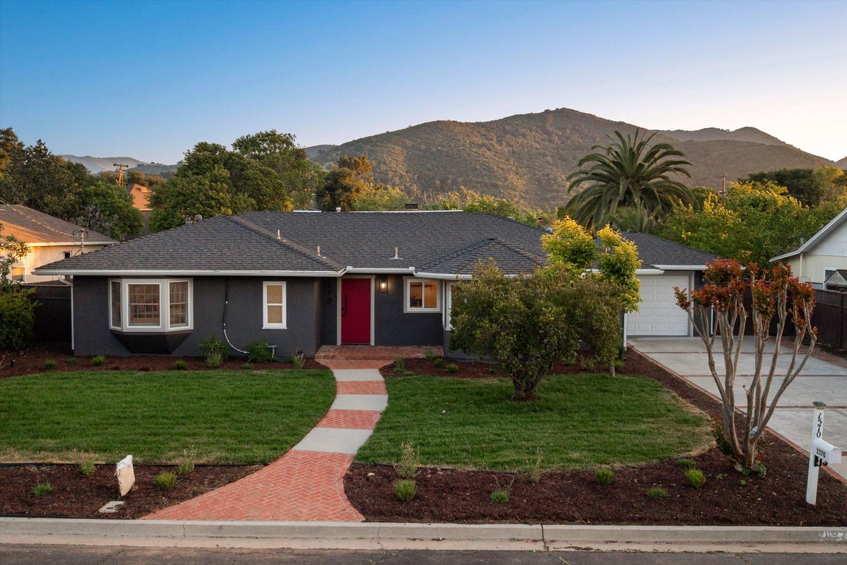 Exterior, Facade, Ranch