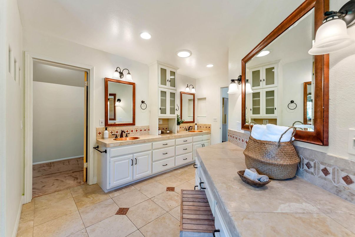 Bathroom, Dual Sink Vanities, Interior, Recessed Lighting