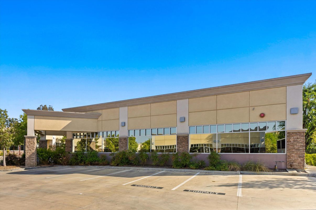 Exterior, Facade, Modern
