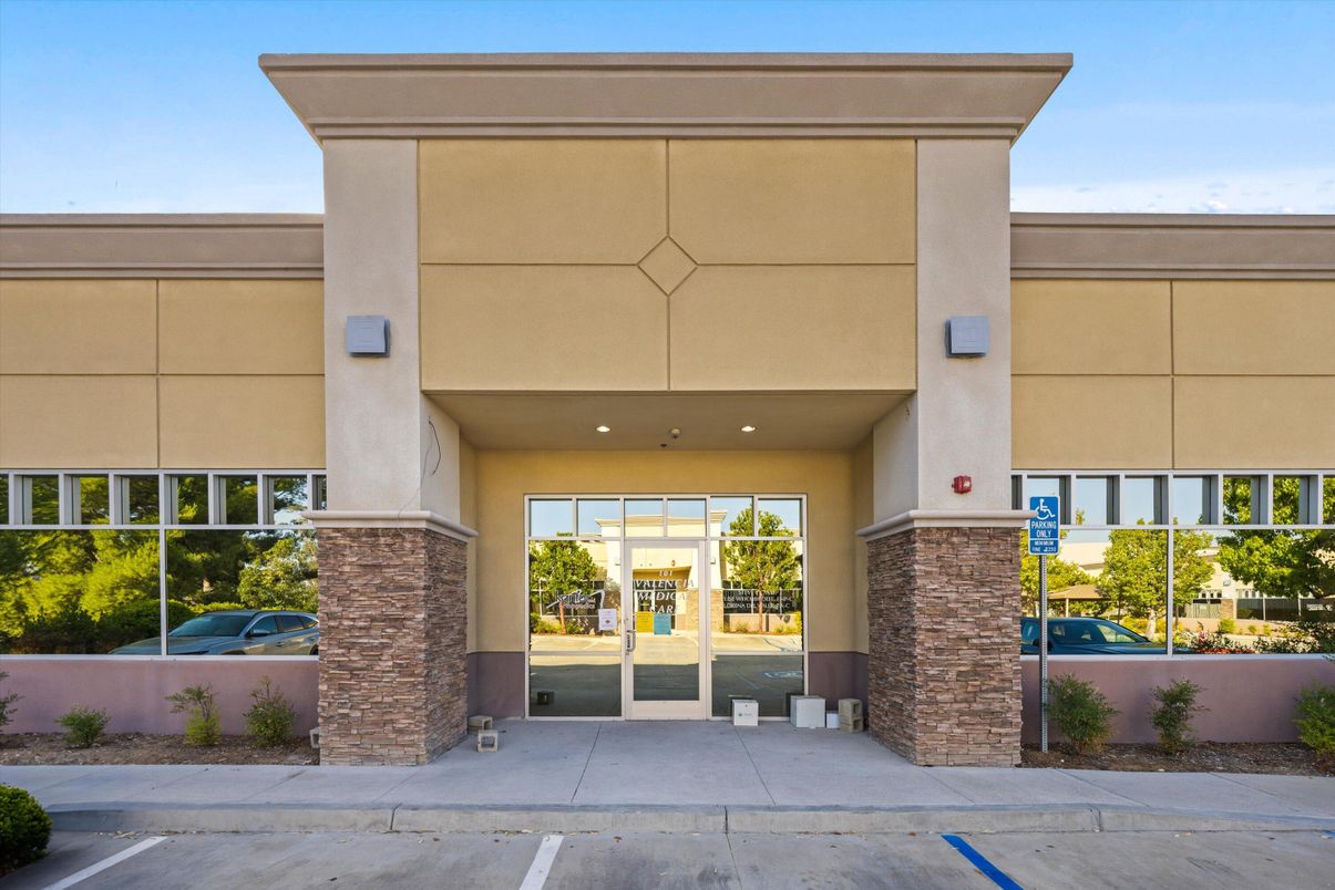 Exterior, Facade, Modern
