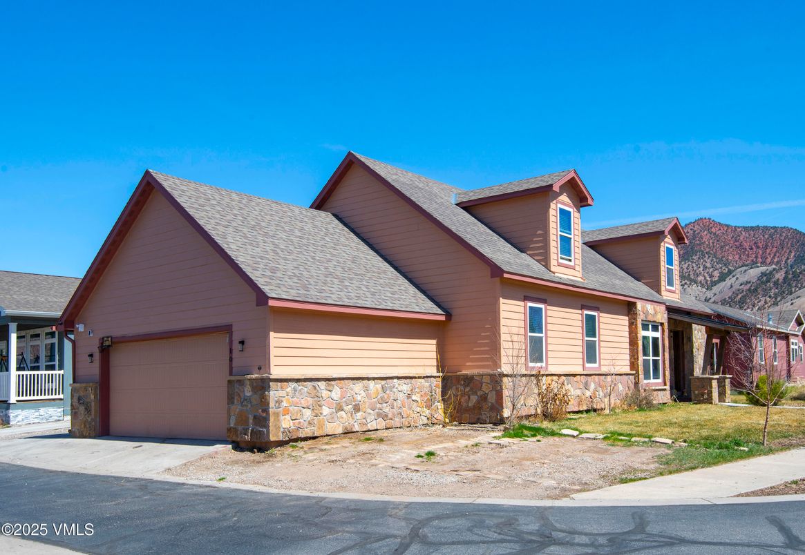 Attached, Exterior, Facade, Ranch