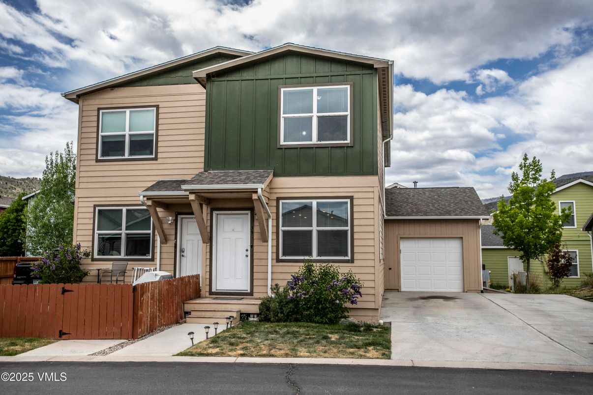 Attached, Exterior, Facade, Rowhouse