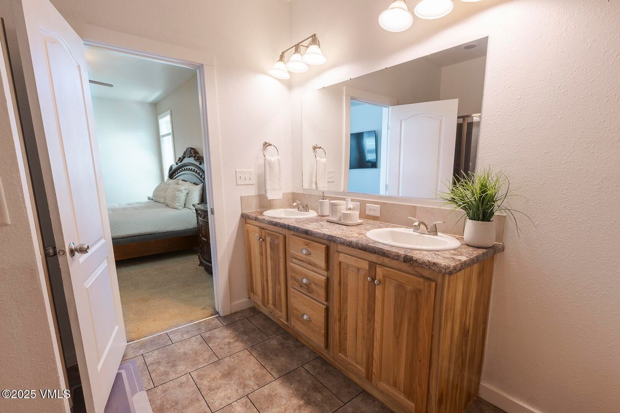 Bathroom, Bedroom, Dual Sink Vanities, Interior