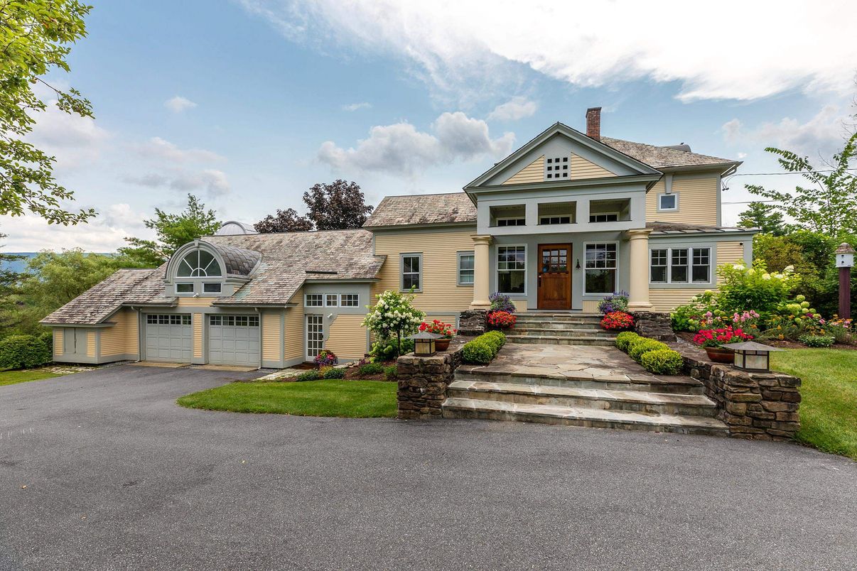 Attached, Exterior, Facade, Queen Anne Victorian