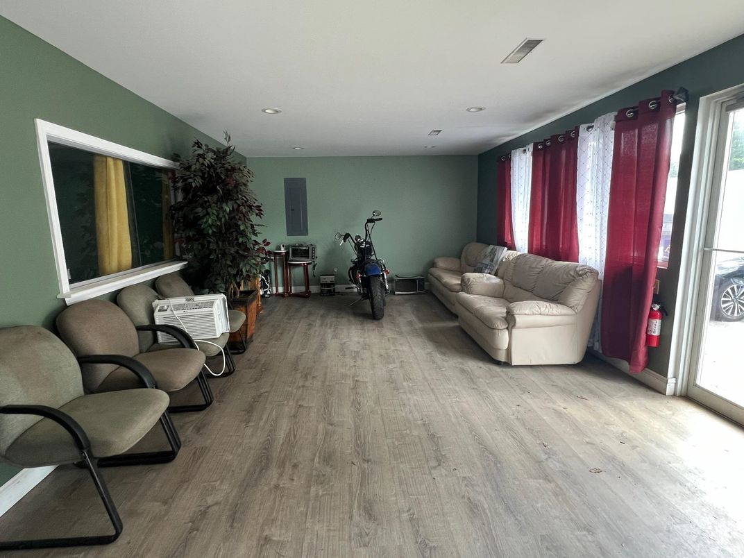 Fitness Equipment, Interior, Living room, Recessed Lighting, Wood Texture Flooring
