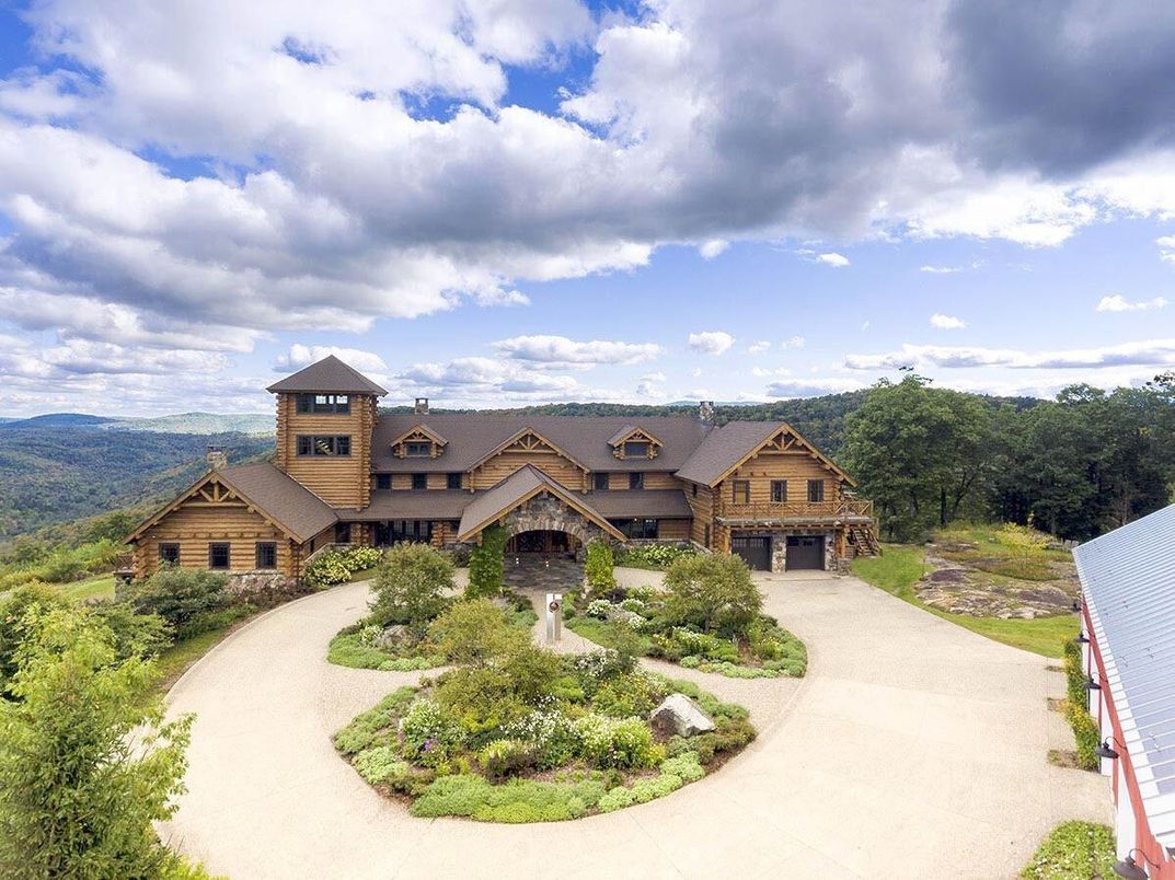 Exterior, Facade, Log Home