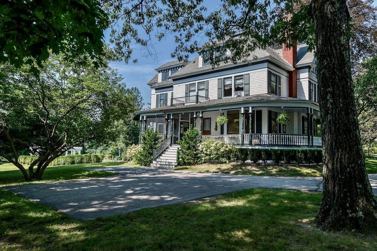 Exterior, Facade, Solar Panels, American Foursquare