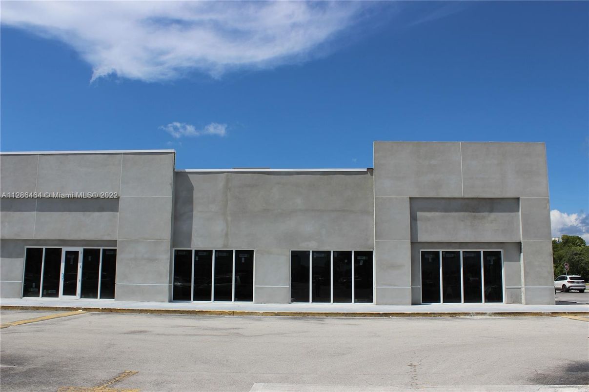 Exterior, Facade, Modern