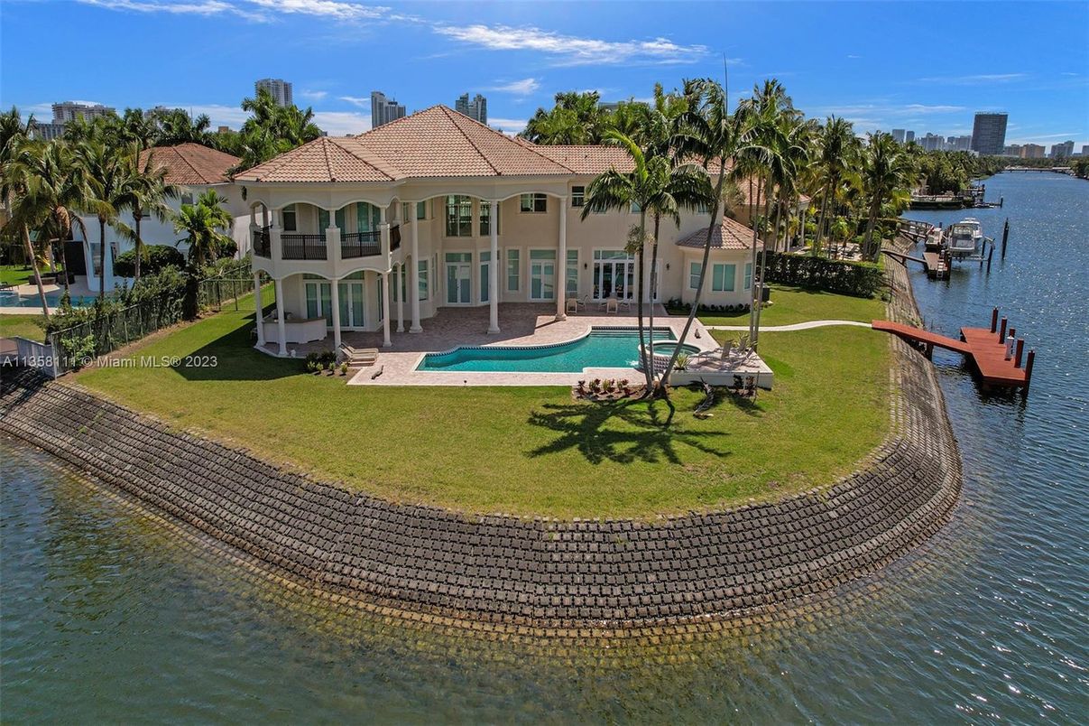 Exterior, Lake, Pool
