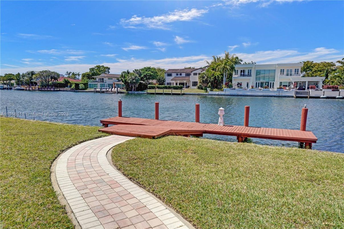 Exterior, Lake