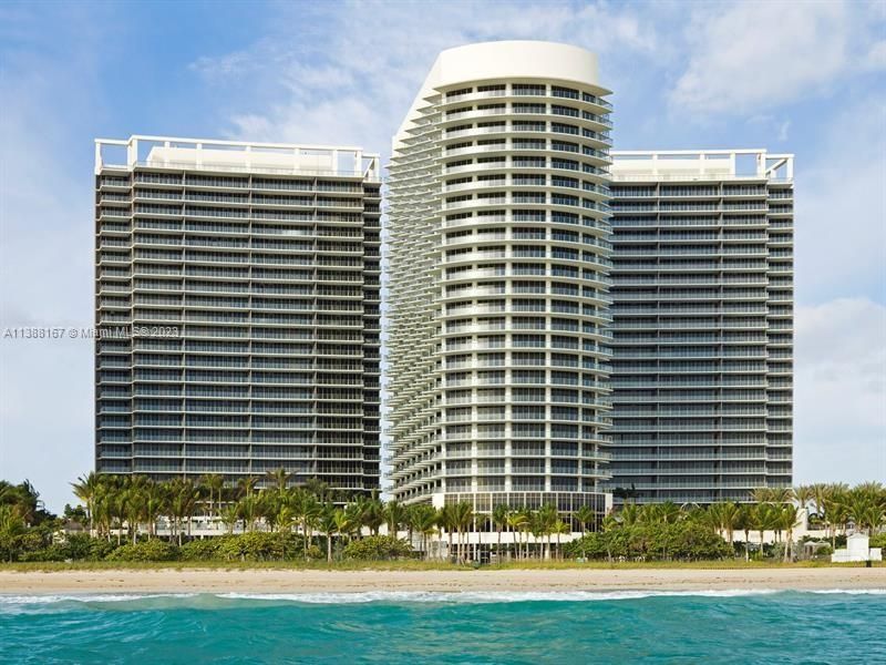 Exterior, Facade, Pool, Highrise